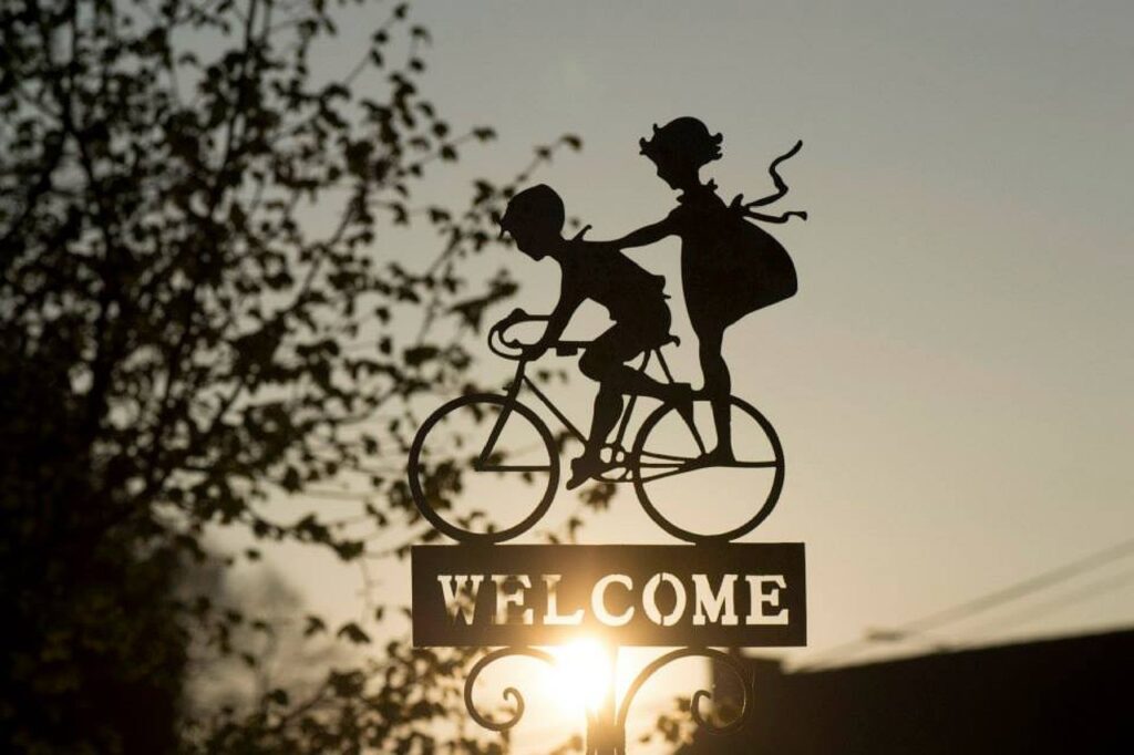 sign, bicycle, decoration-741813.jpg